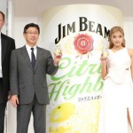 （左から）ロブ・メイソン氏（ビームサントリーバーボンカテゴリーヴァイスプレジデント）、小泉敦氏（サントリースピリッツ代表取締役社長）、ローラさんの3人が「ジムビームシトラスハイボール缶＜グレープフルーツ缶＞」を発表した。