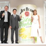 （左から）ロブ・メイソン氏（ビームサントリーバーボンカテゴリーヴァイスプレジデント）、小泉敦氏（サントリースピリッツ代表取締役社長）、ローラさんの3人が「ジムビームシトラスハイボール缶＜グレープフルーツ缶＞」を発表した。