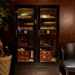 「ダビンチ」といえばシガー。特製ヒュミドールには約20種類の高級シガーが整然と保管されている。
